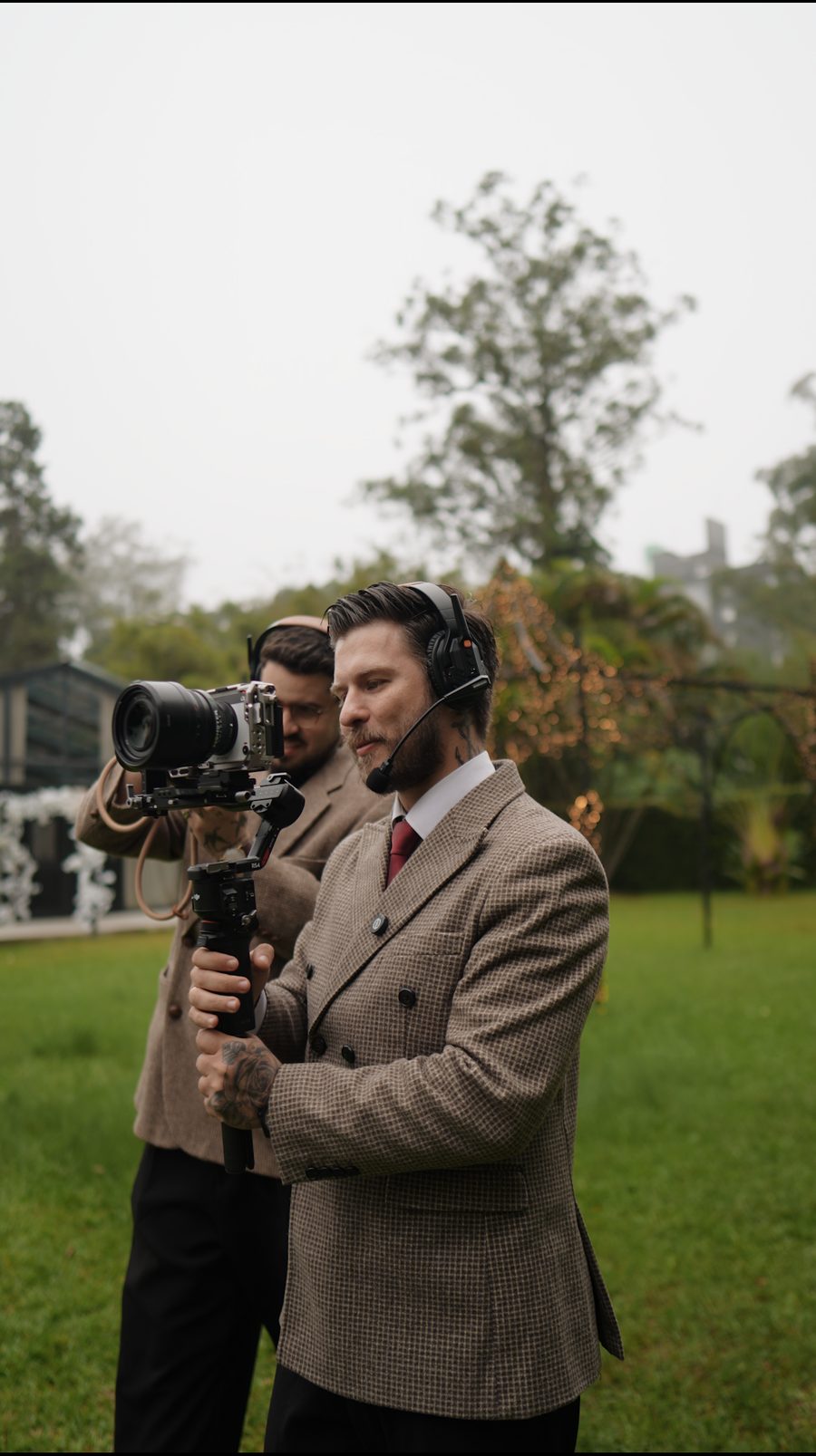 Dois cinegrafistas filmando juntos com gimbal