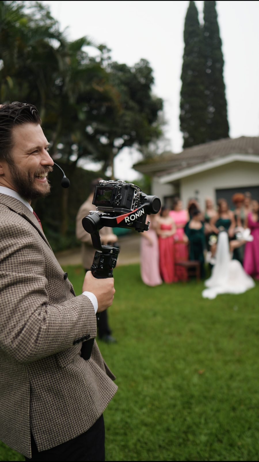Cinegrafista com gimbal filmando a noiva e as madrinhas