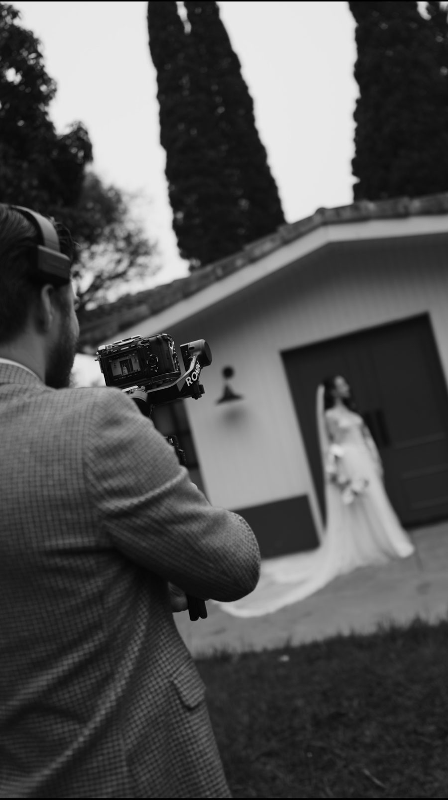 Cinegrafista com gimbal filmando a noiva em frente a uma casa